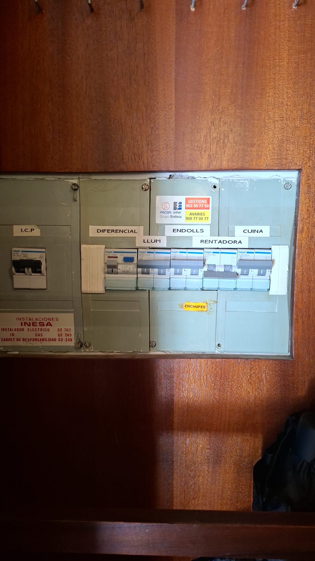 Cuadro eléctrico de una vivienda después de reparar un corte de luz en Girona