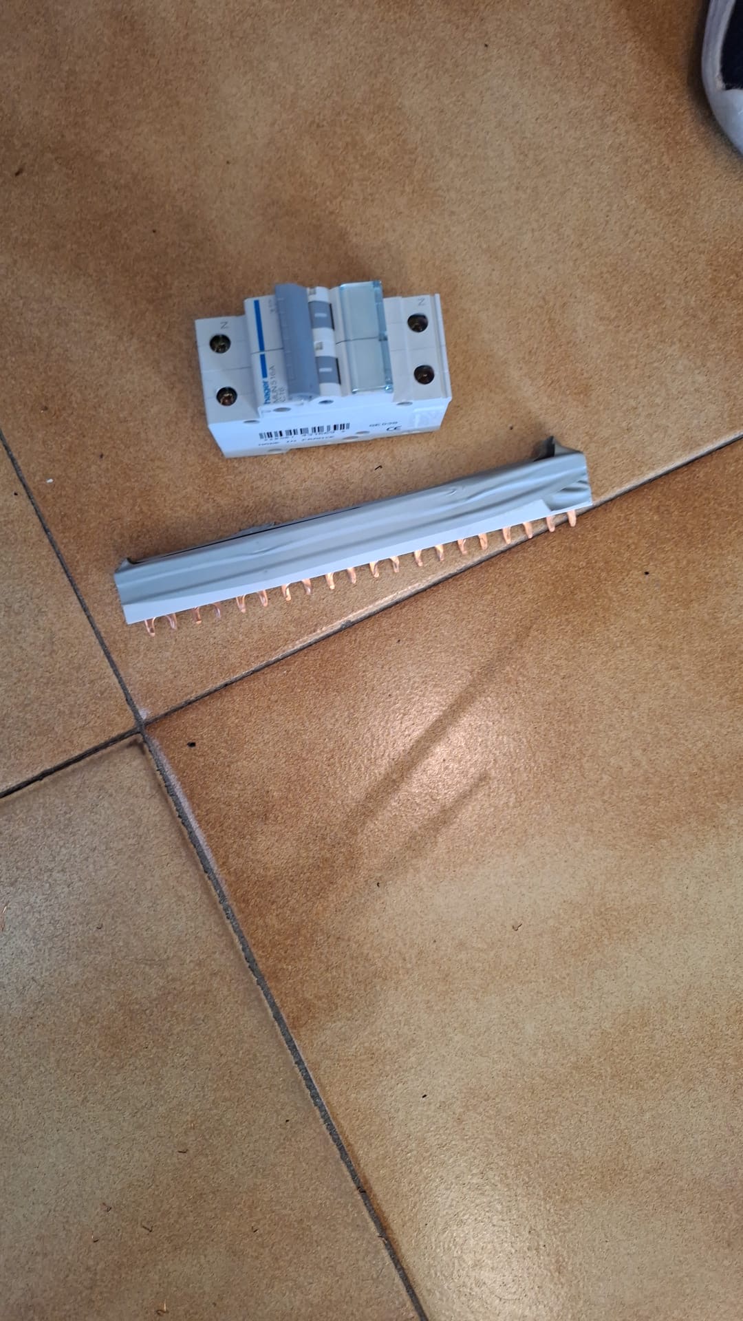 Térmico fundido retirado durante una reparación eléctrica real en Girona
