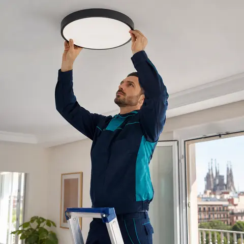 Instalación de lámpara de techo en Castellvi de la Marca
